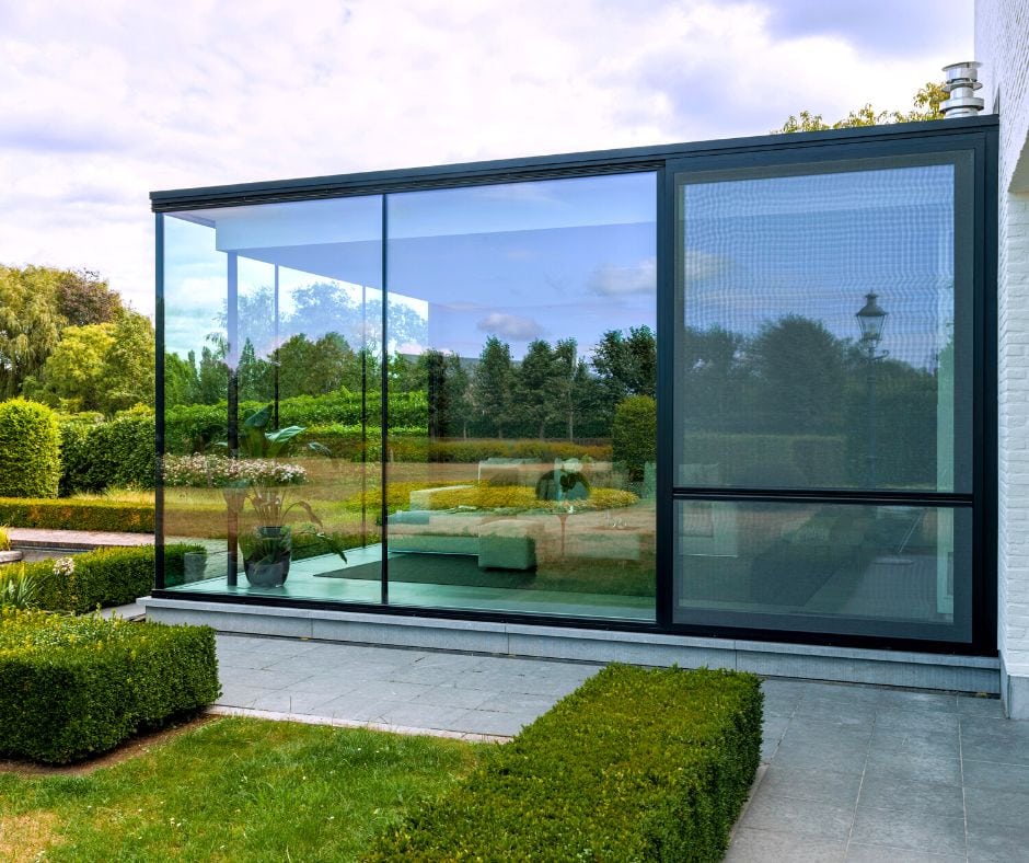 Minimalistische aluminium veranda met grote ramen