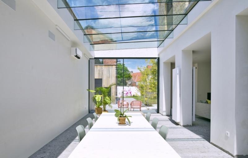 veranda met glazen dak en glazen dakvinnen