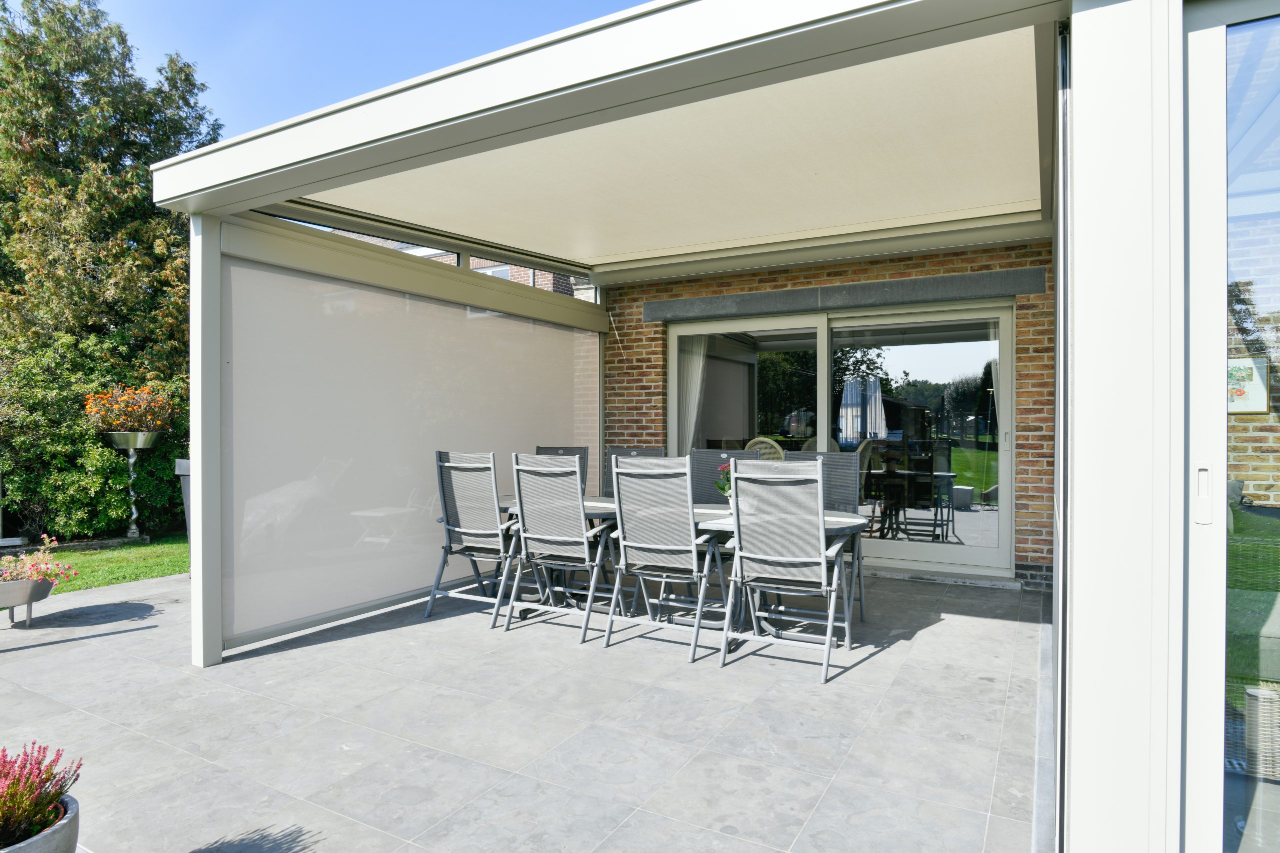 pergola met wandscreens en dakscreens